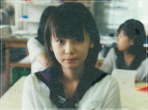 中学校の教室の中川翔子さん